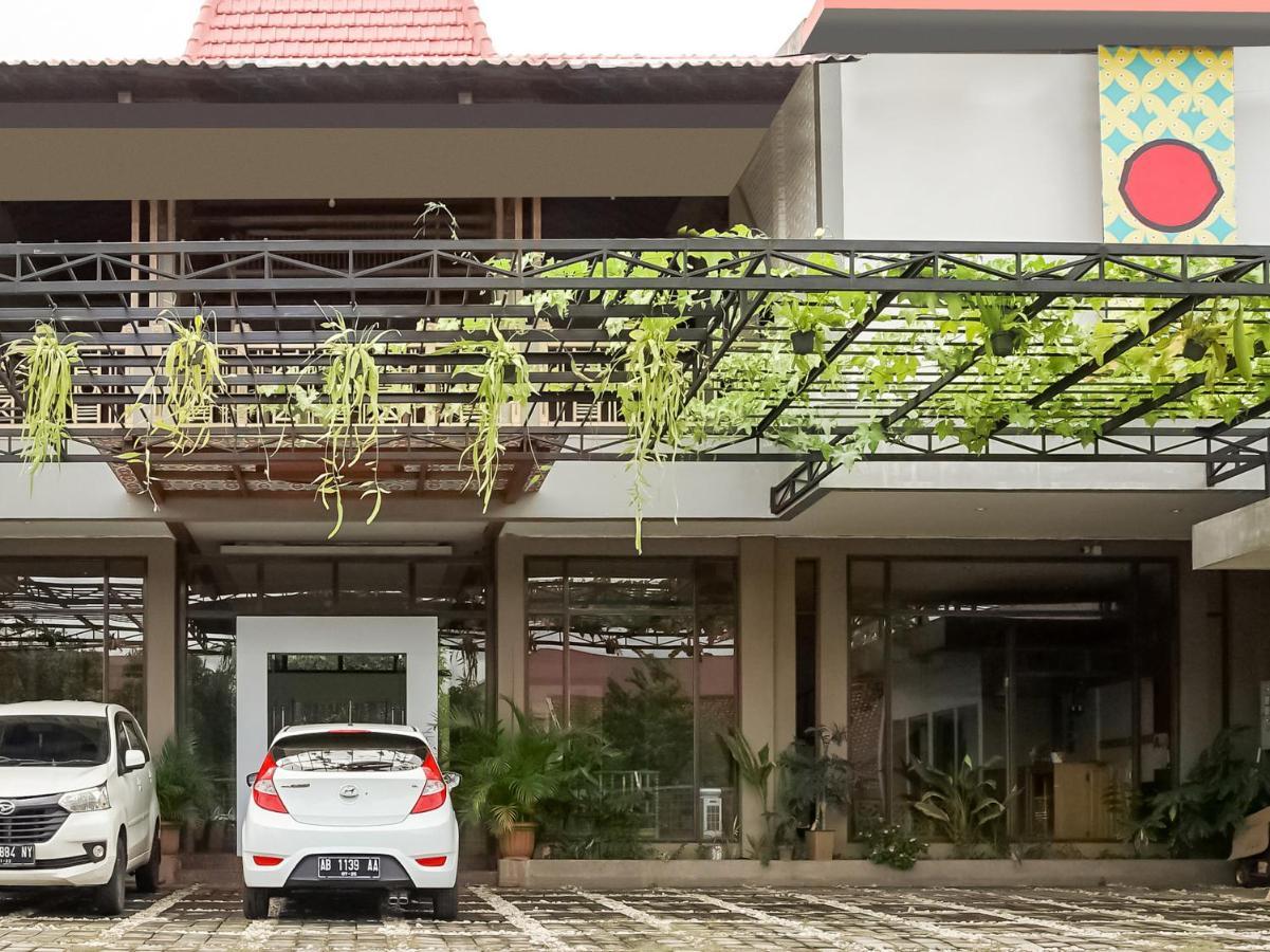 Urbanview Hotel Blok O International By Reddoorz Baturetno ภายนอก รูปภาพ