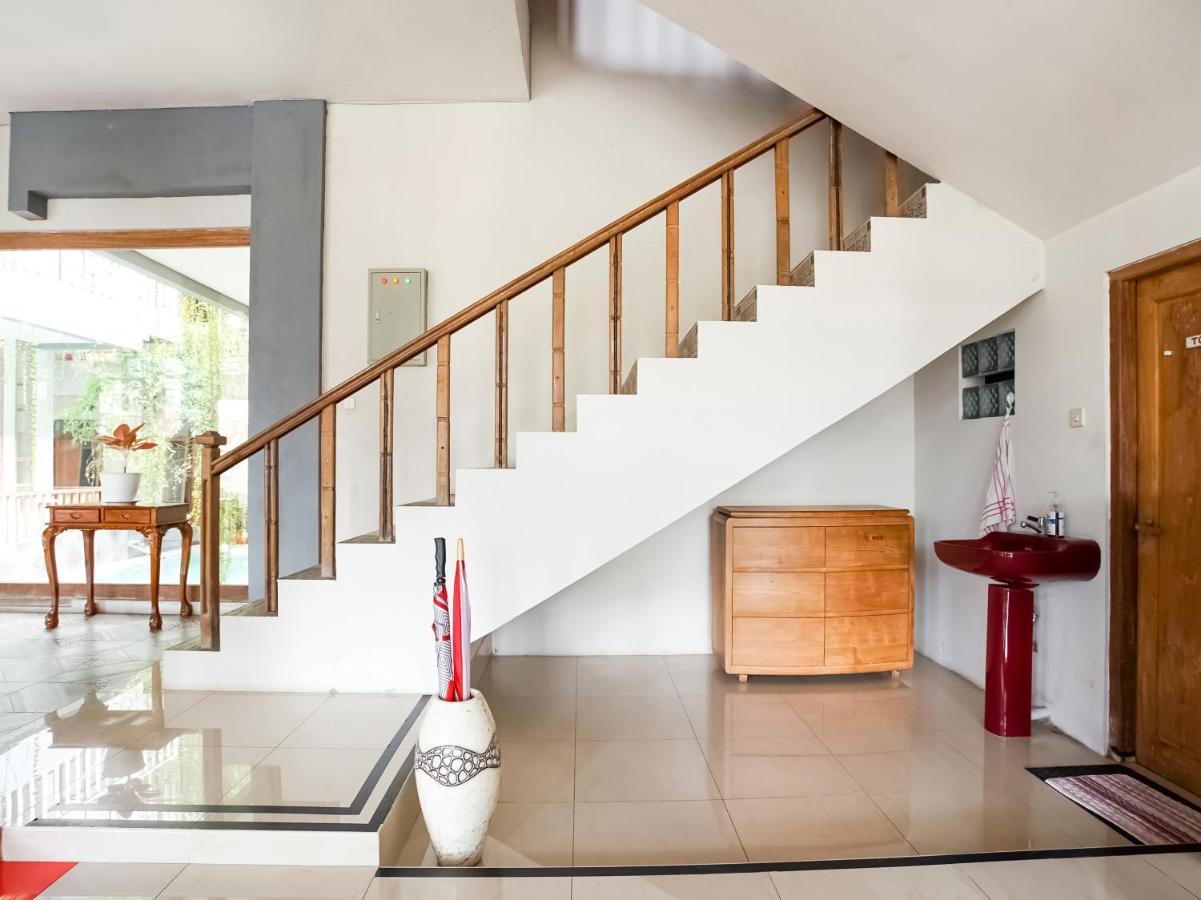 Urbanview Hotel Blok O International By Reddoorz Baturetno ภายนอก รูปภาพ