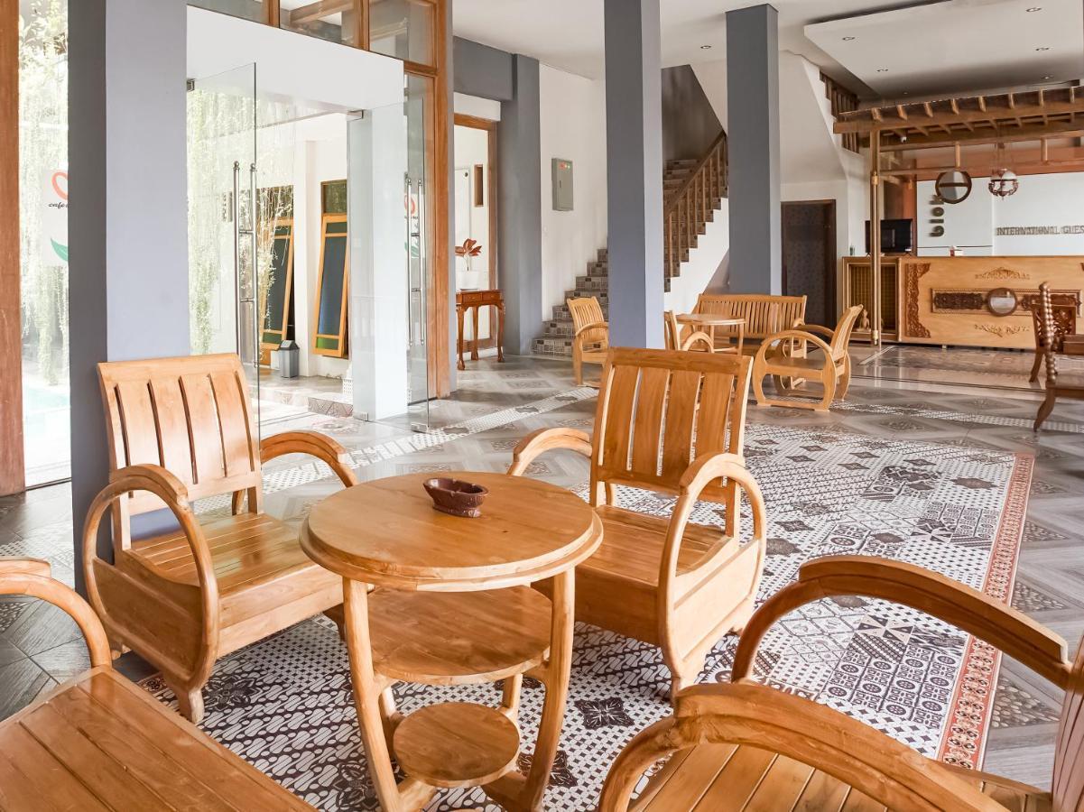 Urbanview Hotel Blok O International By Reddoorz Baturetno ภายนอก รูปภาพ