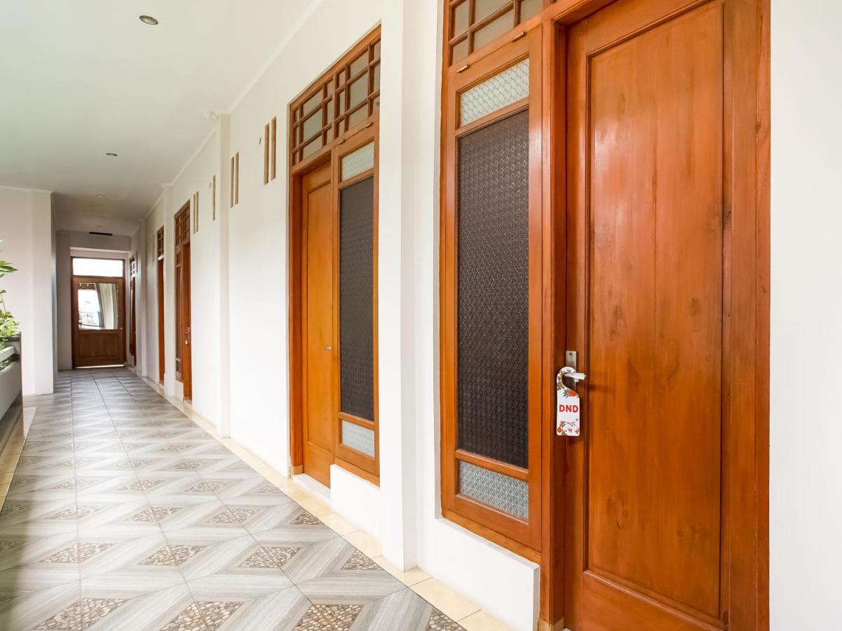 Urbanview Hotel Blok O International By Reddoorz Baturetno ภายนอก รูปภาพ
