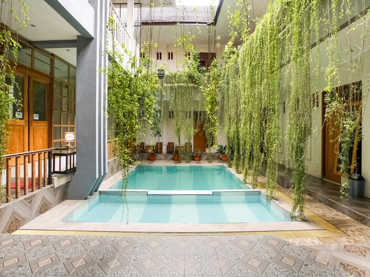 Urbanview Hotel Blok O International By Reddoorz Baturetno ภายนอก รูปภาพ