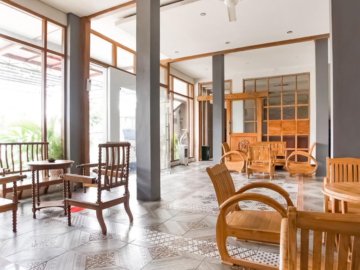 Urbanview Hotel Blok O International By Reddoorz Baturetno ภายนอก รูปภาพ