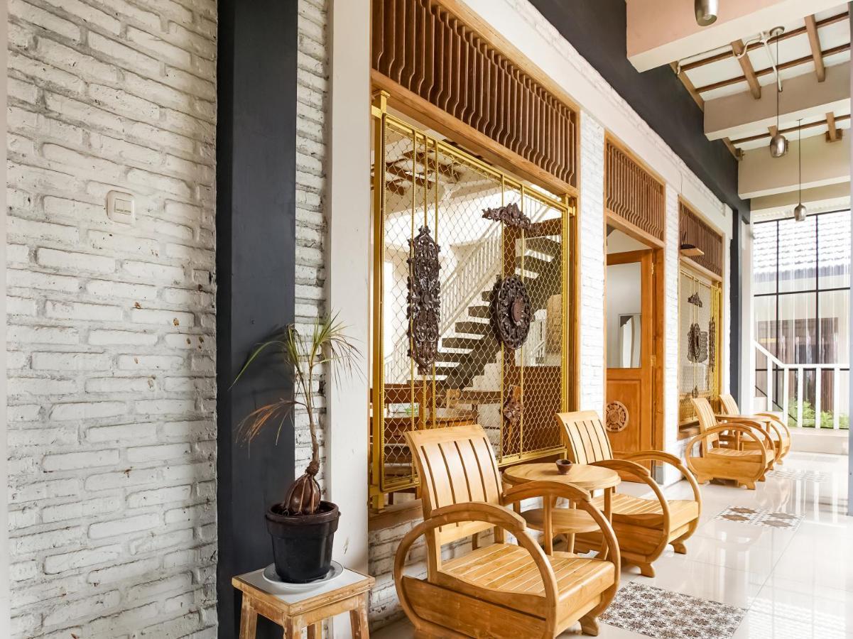 Urbanview Hotel Blok O International By Reddoorz Baturetno ภายนอก รูปภาพ