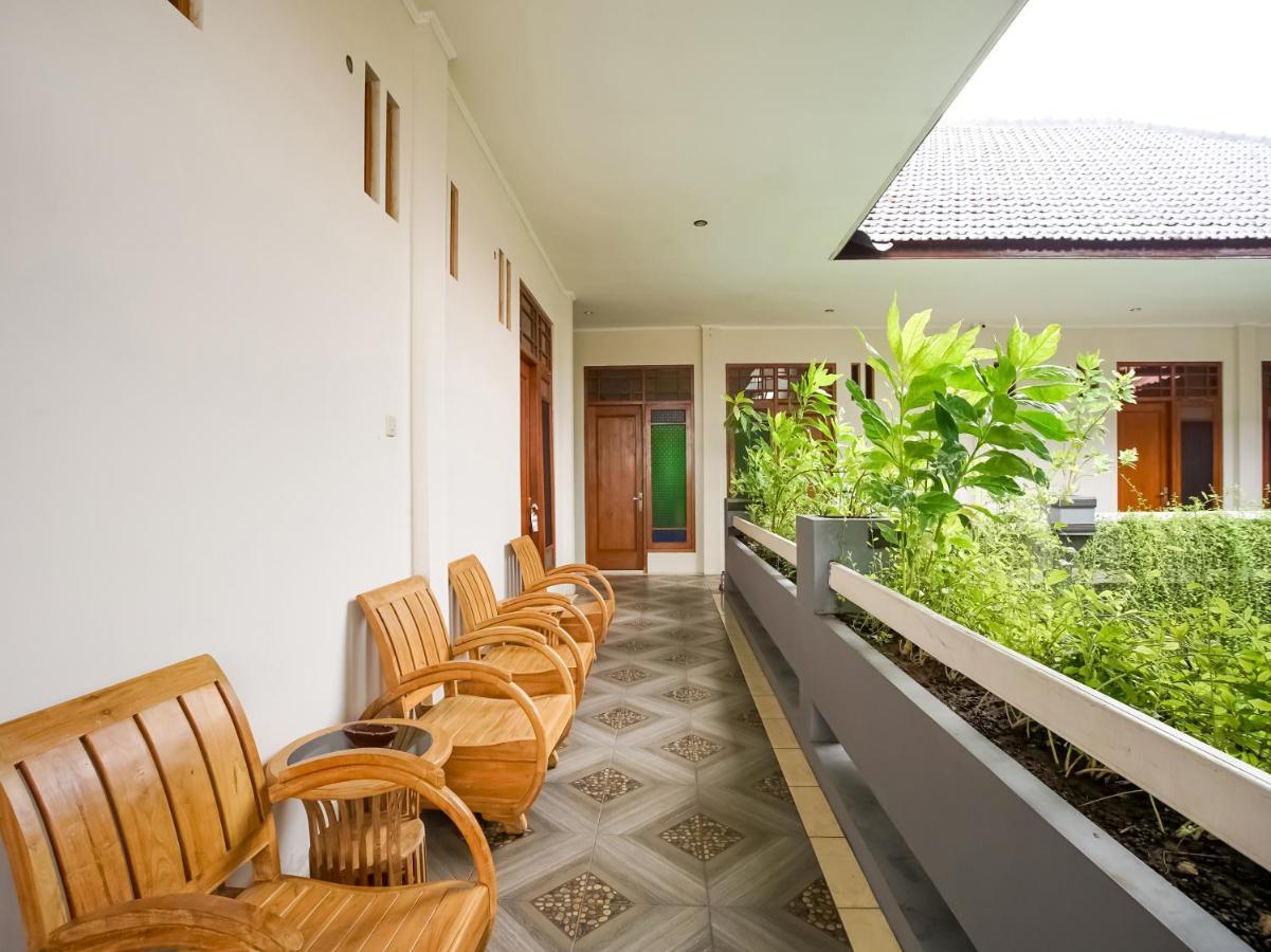 Urbanview Hotel Blok O International By Reddoorz Baturetno ภายนอก รูปภาพ