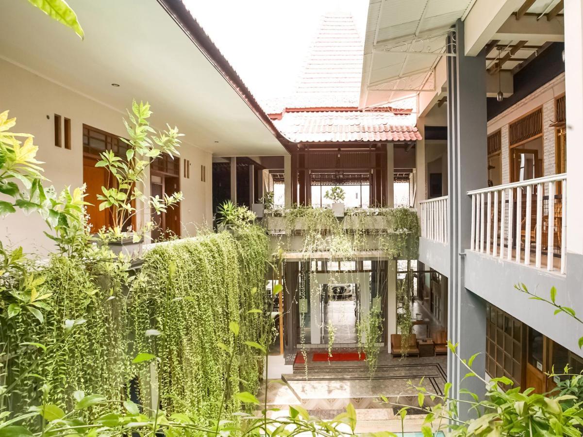 Urbanview Hotel Blok O International By Reddoorz Baturetno ภายนอก รูปภาพ