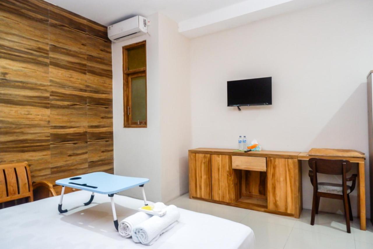 Urbanview Hotel Blok O International By Reddoorz Baturetno ภายนอก รูปภาพ