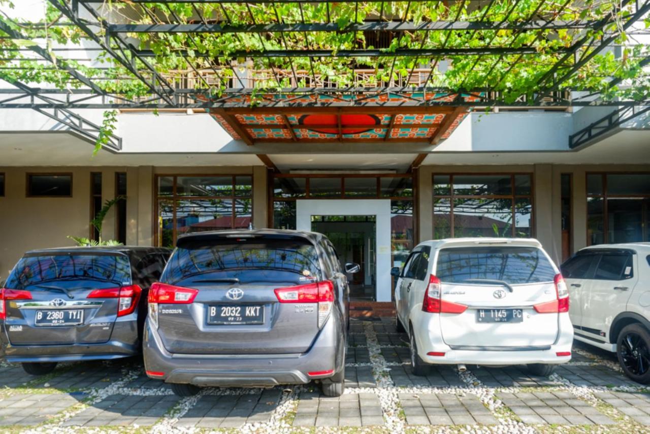 Urbanview Hotel Blok O International By Reddoorz Baturetno ภายนอก รูปภาพ